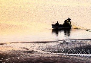 pecheurs au coucher du soleil -vilanculos-mozambique